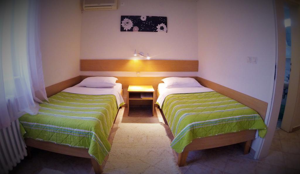 B&B Villa Evandjelina Sremska Kamenica Bagian luar foto
